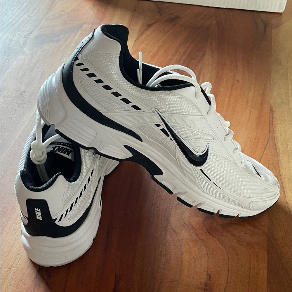 Nike Men's White and Black Athletic Sneakers